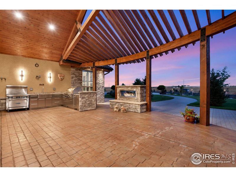 Outdoor Kitchen and pergola with Southern Exposure