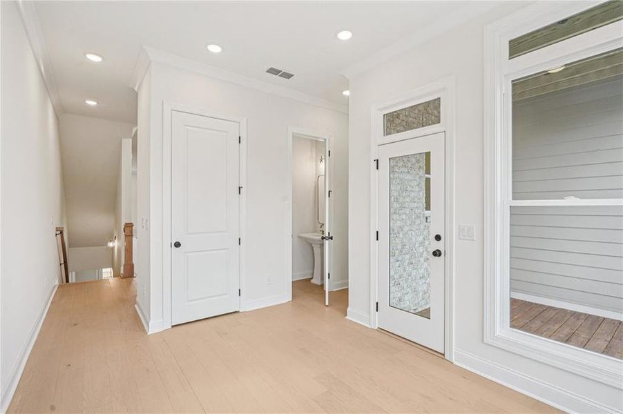Spacious, unfurnished interior of a new home in Ward's Crossing Townhomes, Johns Creek (Image 17).