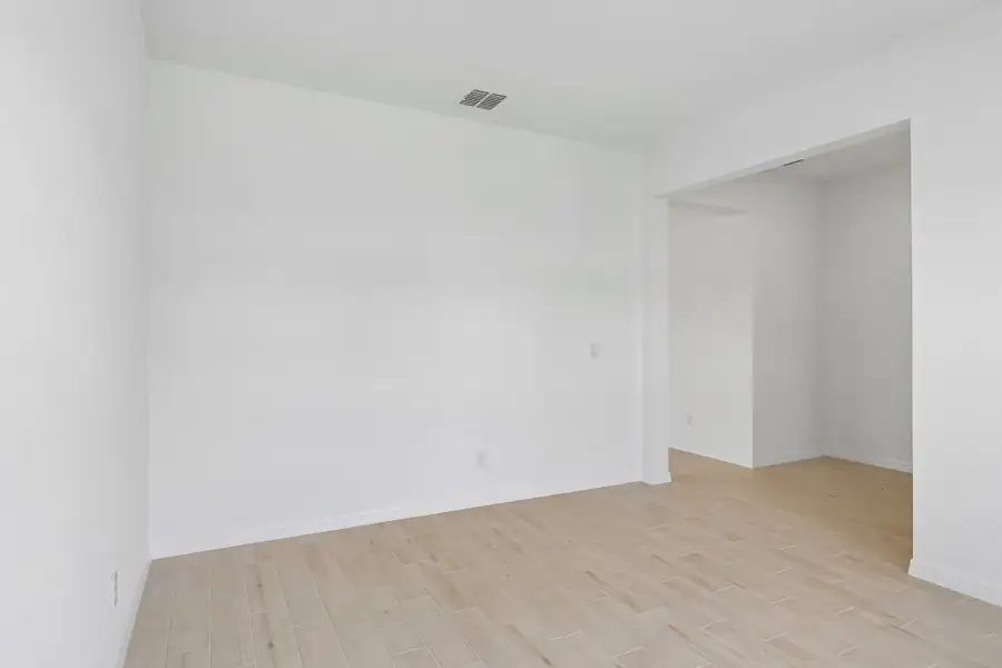 Spacious, unfurnished interior of a new home in Harrell Oaks, Orlando (Image 10).