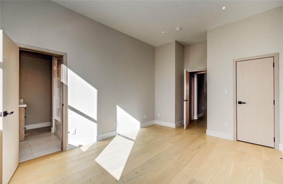 Spacious, unfurnished interior of a new home in , Houston (Image 23).