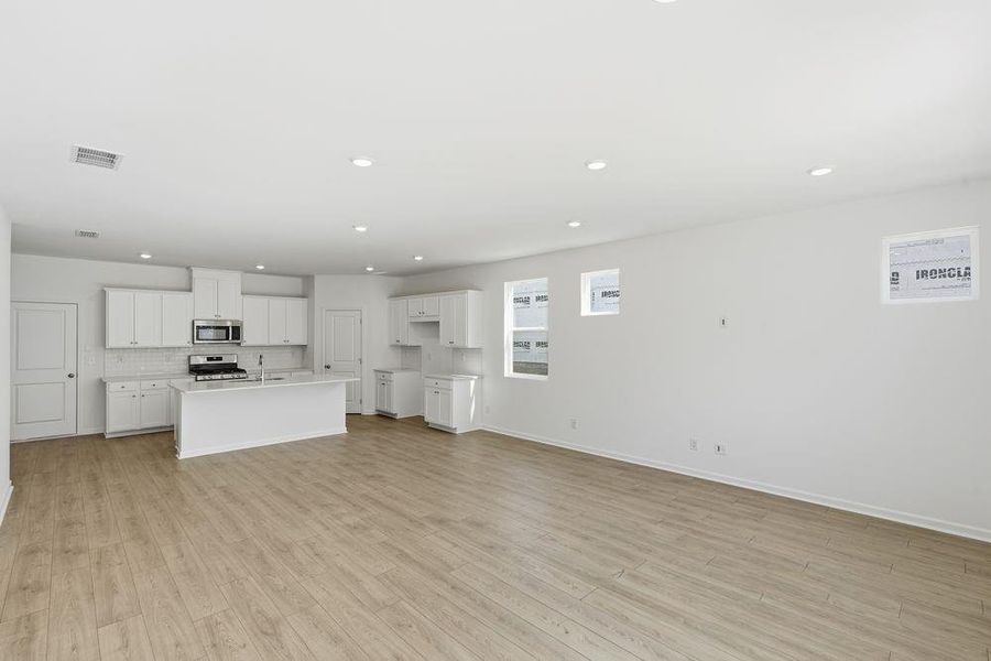Spacious, unfurnished interior of a new home in Heritage River, Euharlee (Image 28).