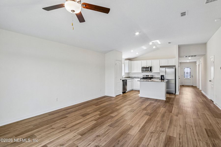 Spacious, unfurnished interior of a new home in , Jacksonville (Image 12).