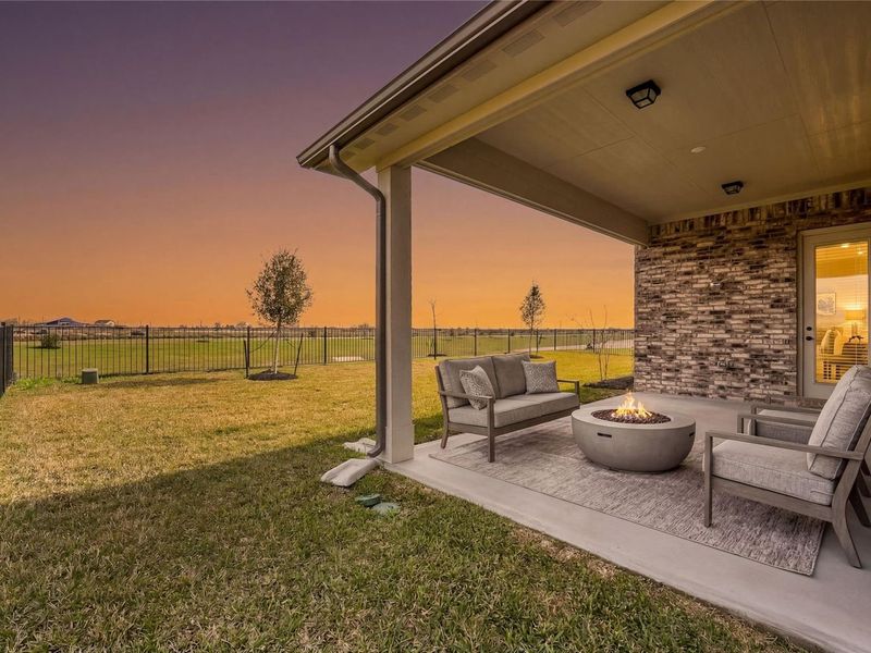 Exterior details and patio area of a home in Sierra Vista, Rosharon (Image 4).