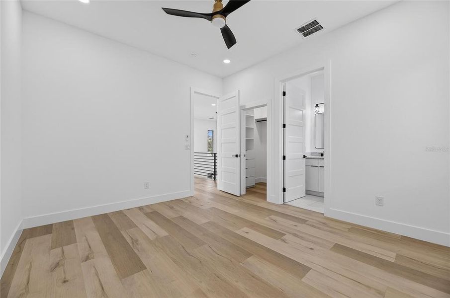 Spacious, unfurnished interior of a new home in , Sarasota (Image 25).