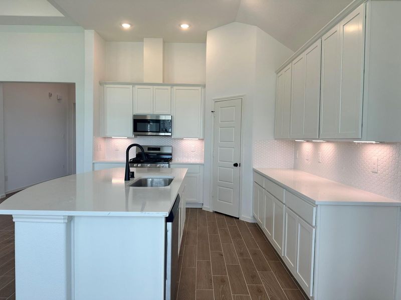 Furnished interior view inside a new home in Creekhaven, Iowa Colony (Image 9).