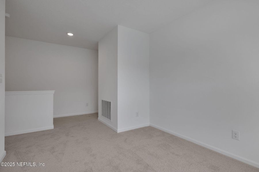 Spacious, unfurnished interior of a new home in , Middleburg (Image 22).