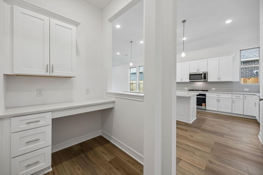 Furnished interior view inside a new home in Lago Mar, Texas City (Image 15).