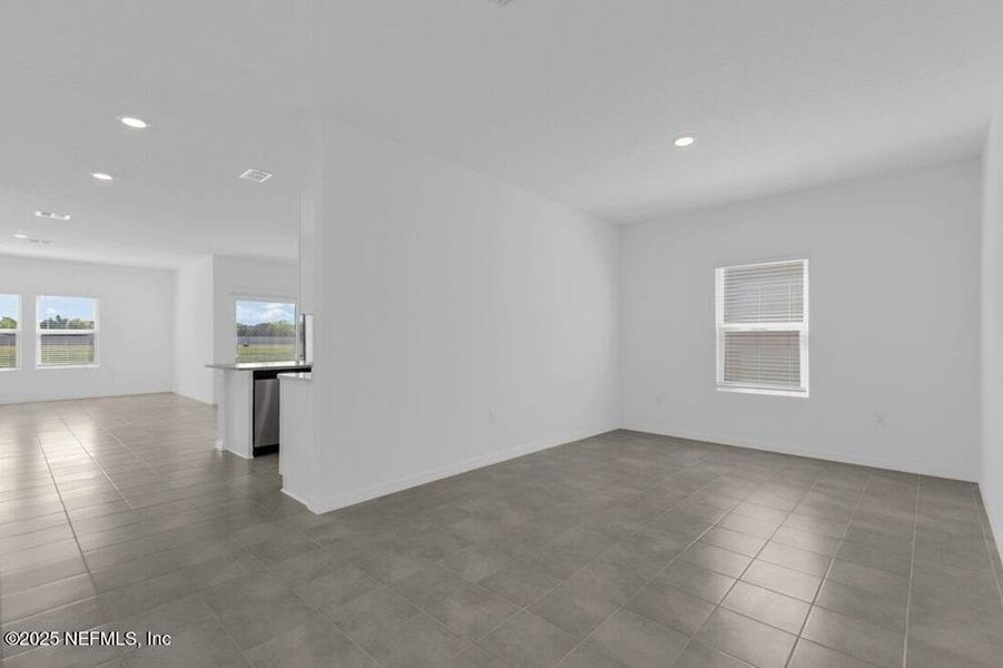 Spacious, unfurnished interior of a new home in Coopers Meadow, Jacksonville (Image 16).