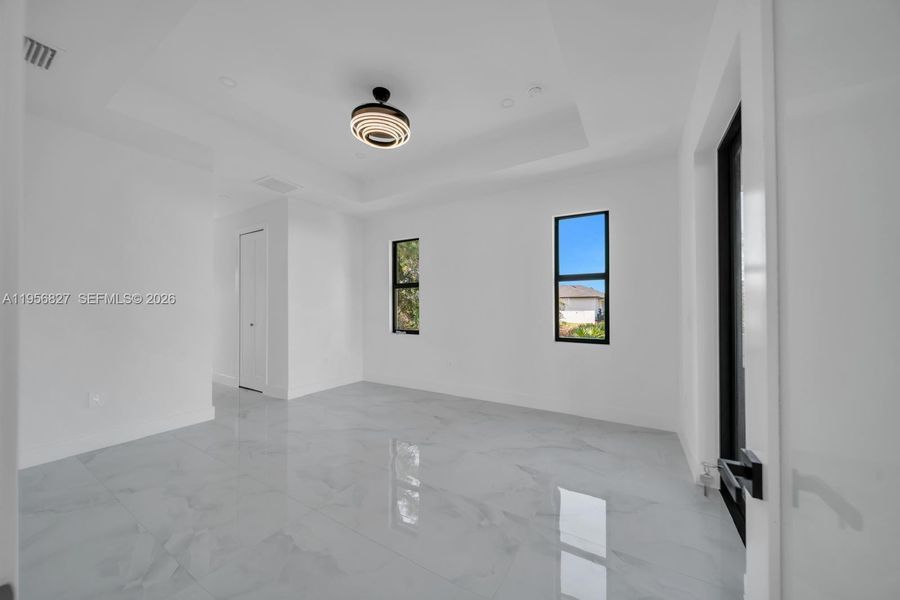 Spacious, unfurnished interior of a new home in , Lehigh Acres (Image 10).