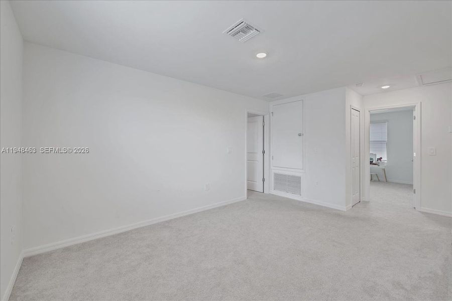 Spacious, unfurnished interior of a new home in , Lehigh Acres (Image 24).