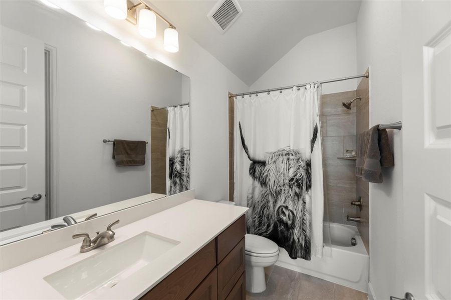 Primary bathroom to bedroom 4