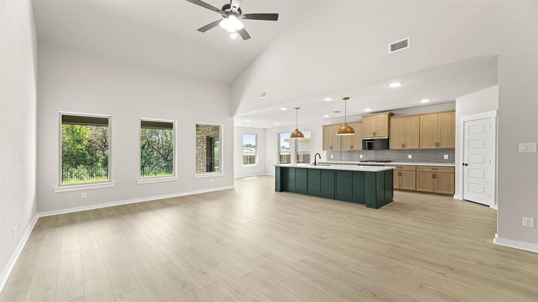 05. 1527 Bridlepath - Family