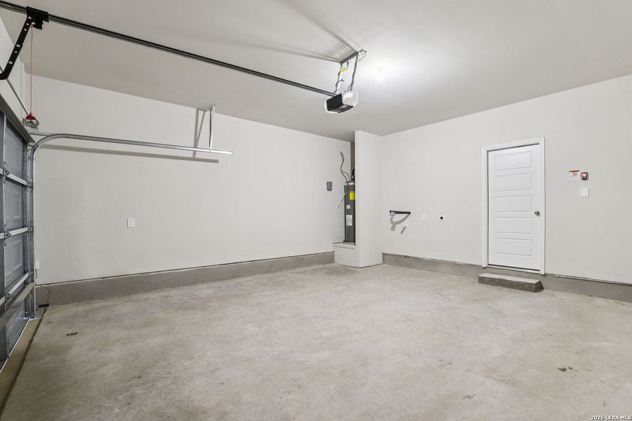 Spacious, unfurnished interior of a new home in Catalina, Converse (Image 47).