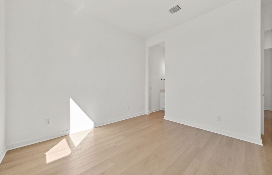 Spacious, unfurnished interior of a new home in 6 Creeks, Kyle (Image 46).