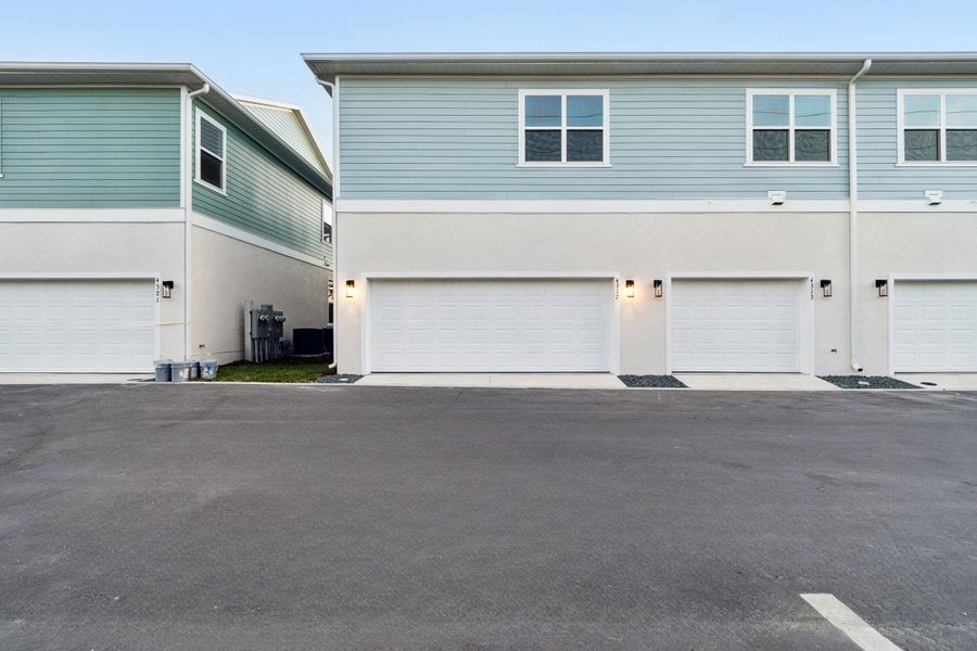 Exterior details and patio area of a home in Baldwin Crossing 22', Orlando (Image 4).