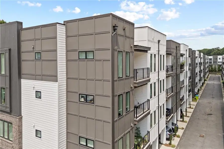 Condo located in Atlanta, GA showcasing its design and architecture (Image 4). Condo located in Atlanta, GA showcasing its design and architecture (Image 4).