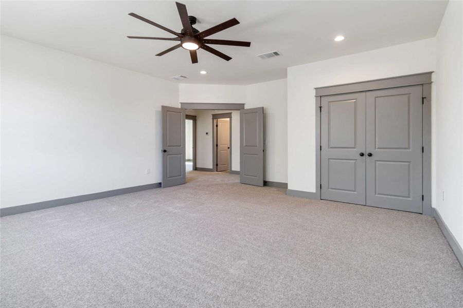 Loft/2nd living area without virtual staging