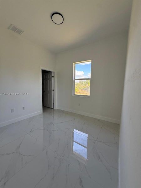 Spacious, unfurnished interior of a new home in , Lehigh Acres (Image 10).