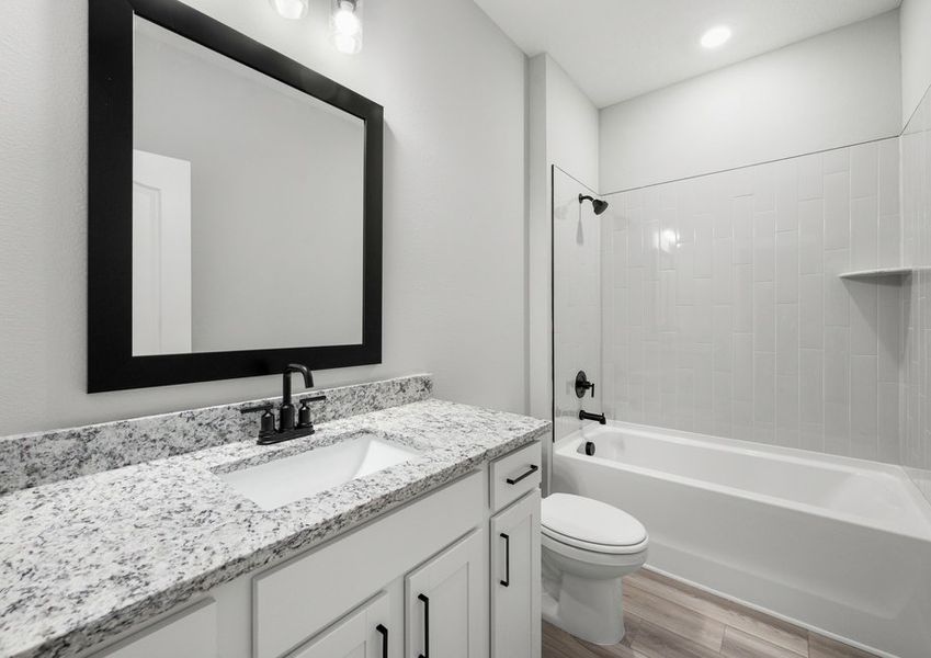 Bathrom with shower/tub combination