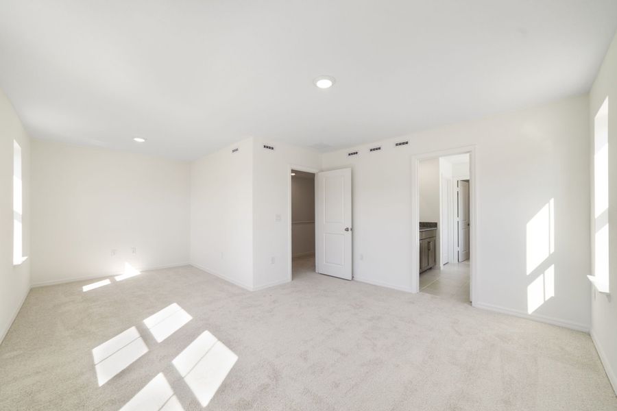 Spacious, unfurnished interior of a new home in Aulin Square, Oviedo (Image 23).