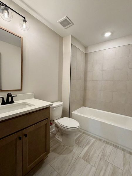 Furnished interior view inside a new home in Lakefield, Palmetto (Image 10).