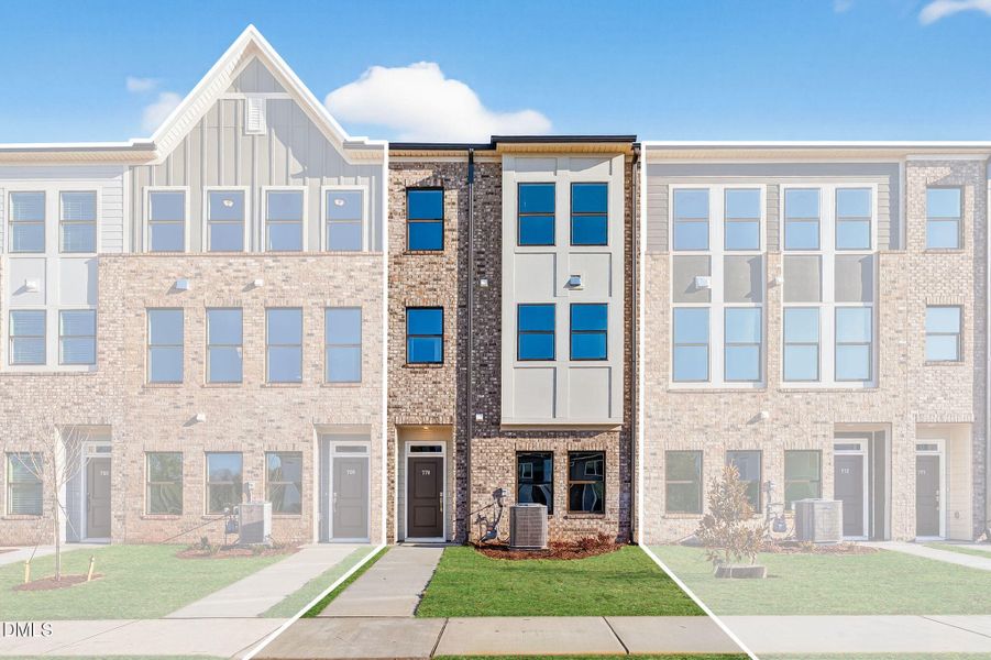 3-web-or-mls-DSC03008-Townhome Spotlight