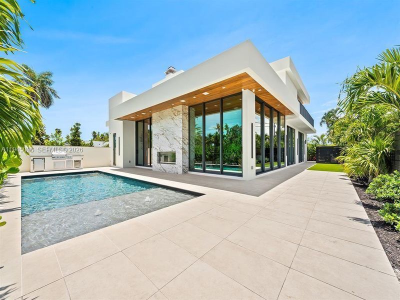 Exterior details and patio area of a home in , Fort Lauderdale (Image 4).