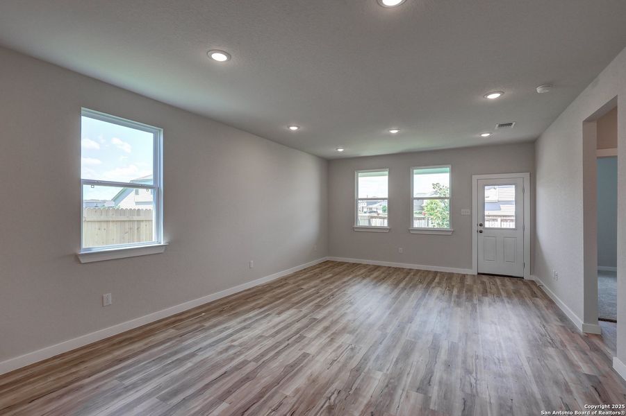 Spacious, unfurnished interior of a new home in Cinco Lakes, San Antonio (Image 17).