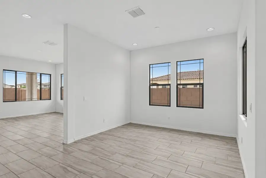 Spacious, unfurnished interior of a new home in Aloravita South, Peoria (Image 20).