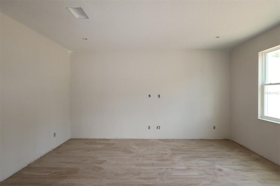 Spacious, unfurnished interior of a new home in Bay Lake Farms, St. Cloud (Image 5).