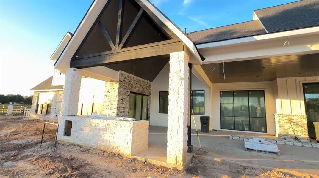 Back livingspace complete with outdoor kitchen, dining and Fireplace.