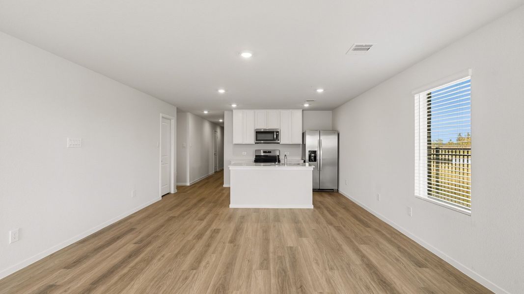 Spacious, unfurnished interior of a new home in Sunterra, Katy (Image 13).