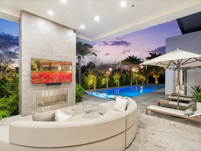 Exterior details and patio area of a home in , Plantation (Image 28).