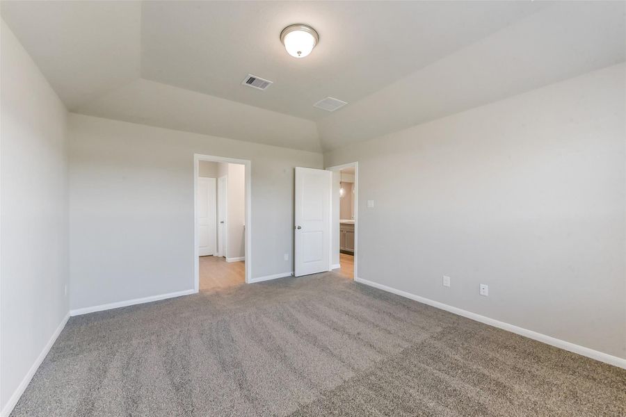 Spacious, unfurnished interior of a new home in Sunrise Cove, Texas City (Image 18).