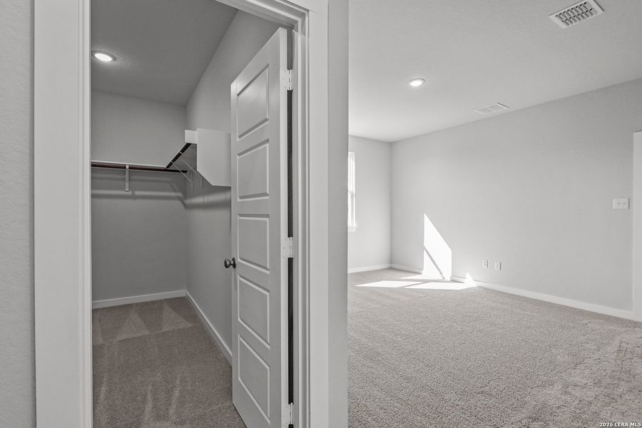 Spacious, unfurnished interior of a new home in Cinco Lakes, San Antonio (Image 29).