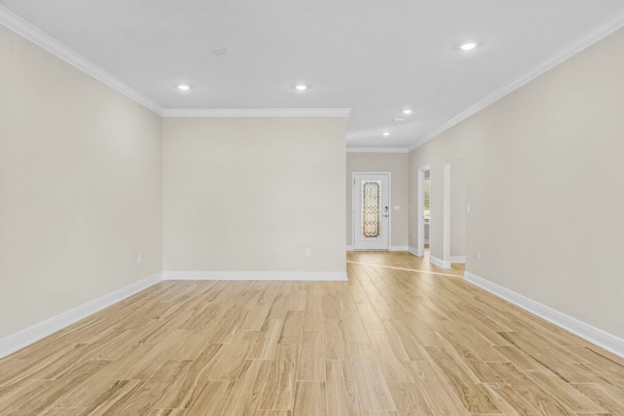 Spacious, unfurnished interior of a new home in Lake Merial, Panama City (Image 32).