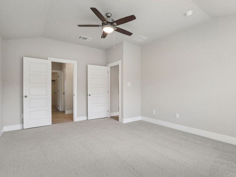 Spacious, unfurnished interior of a new home in Remington Ranch, San Antonio (Image 23).