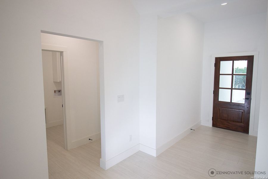 Spacious, unfurnished interior of a new home in , Canyon Lake (Image 16).