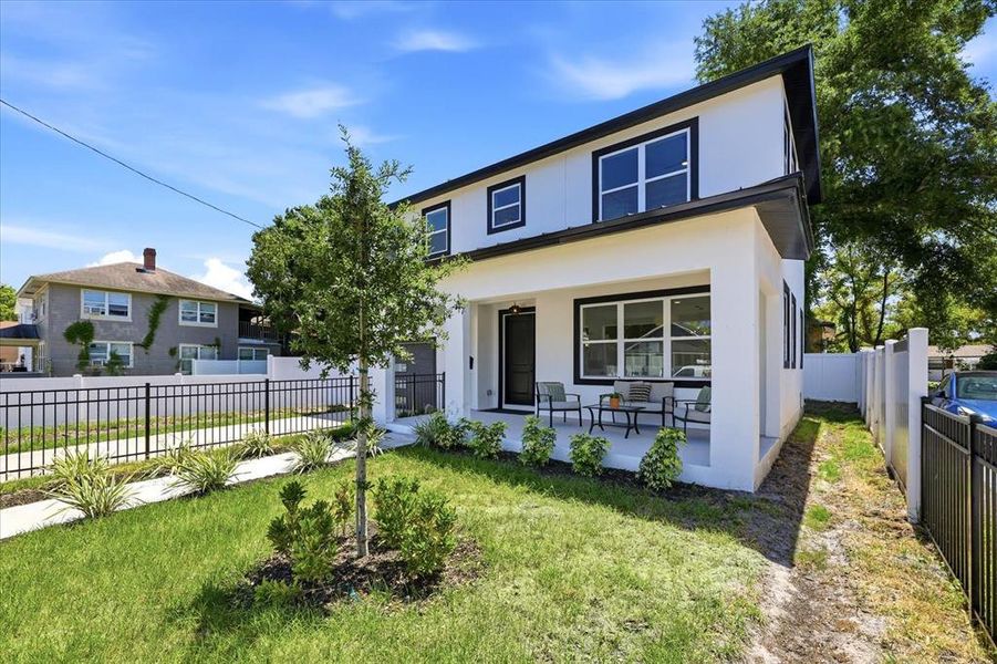 Exterior details and patio area of a home in , St. Petersburg (Image 29).