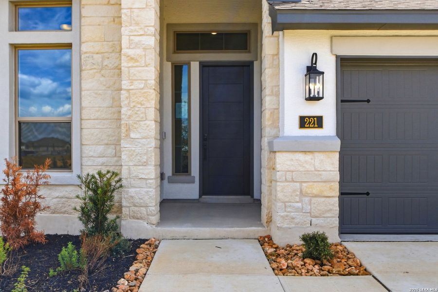Exterior details and patio area of a home in Haby Hill 50s, San Antonio (Image 20).