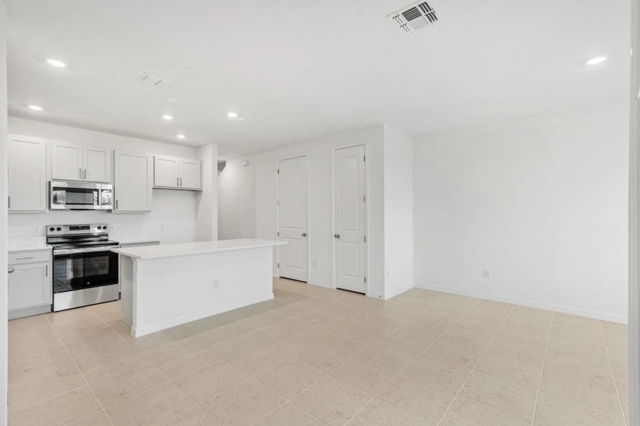 Spacious, unfurnished interior of a new home in Catamaran Cove, Rockledge (Image 17).