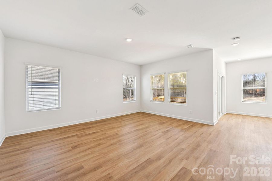 Spacious, unfurnished interior of a new home in Brighton Springs, York (Image 14).