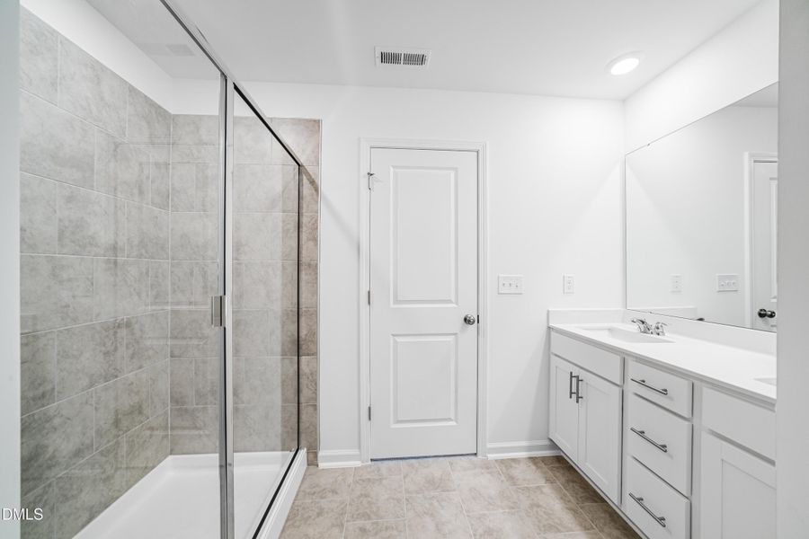 SUN_ElmGrove_Pic_Wyatt_OwnersBath_1of1 SUN_ElmGrove_Pic_Wyatt_OwnersBath_1of1