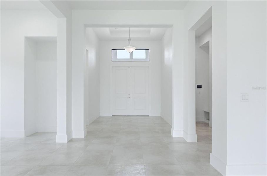 Spacious, unfurnished interior of a new home in , Sarasota (Image 35).