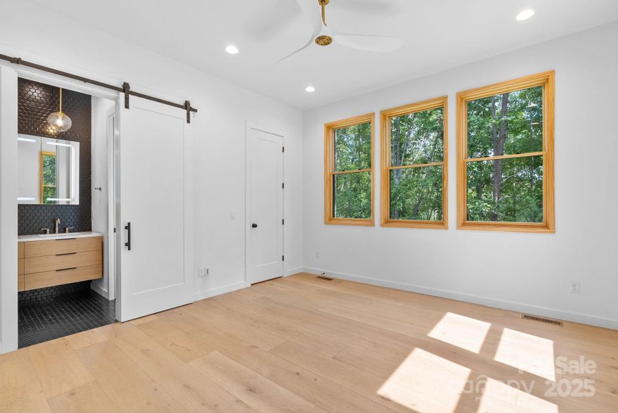 Spacious, unfurnished interior of a new home in , Asheville (Image 25).