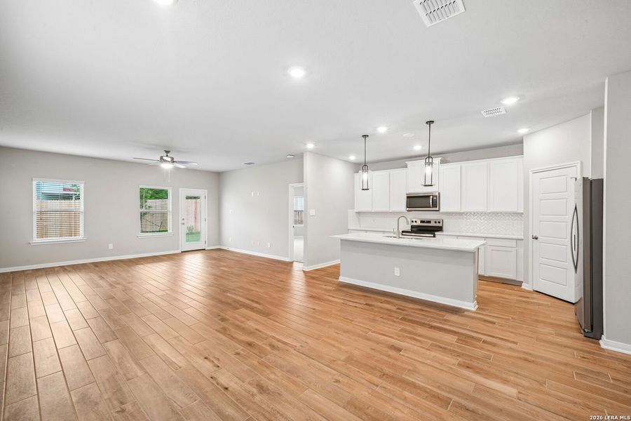 Spacious, unfurnished interior of a new home in Royal Crest, San Antonio (Image 38).