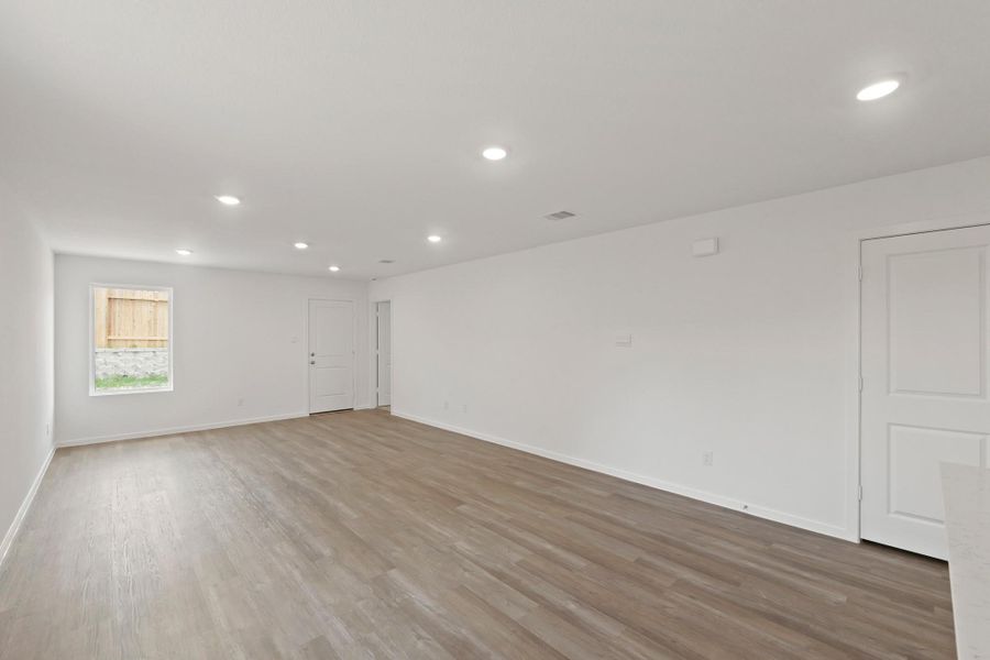 Spacious, unfurnished interior of a new home in Silverthorne, Conroe (Image 10).