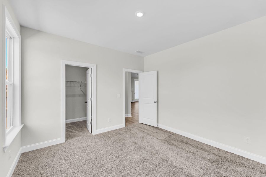 Spacious, unfurnished interior of a new home in , Summerville (Image 38).