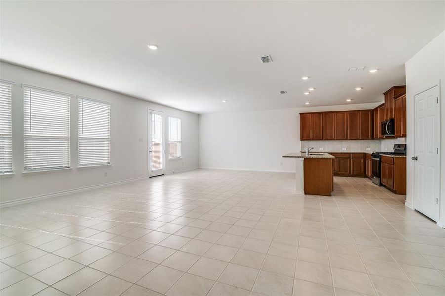 Spacious, unfurnished interior of a new home in Heartland Signature, Crandall (Image 27).