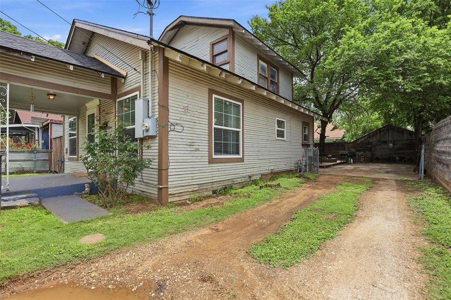 Exterior details and patio area of a home in , Cleburne (Image 22).